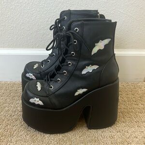 Demonia Silver Bat Camel 201 boots Size 7